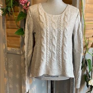 J&J Silver crew neck cable knit sweater 🦜